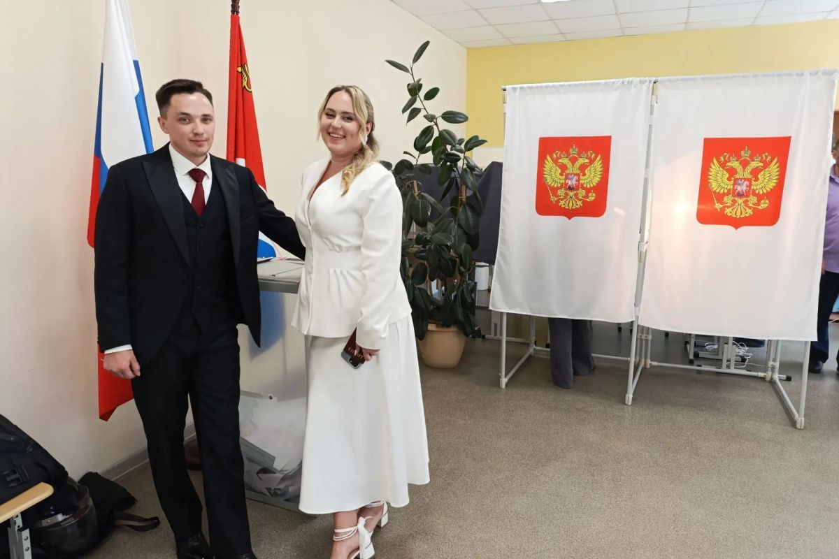 Семья паучат с колобком в руках пришла на выборы в Тюмени Семья паучат с колобком в руках пришла на выборы в Тюмени