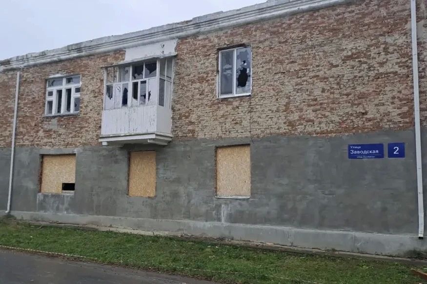 В микрорайоне Сумкино начался снос дома, ранее признанного аварийным В микрорайоне Сумкино начался снос дома, ранее признанного аварийным