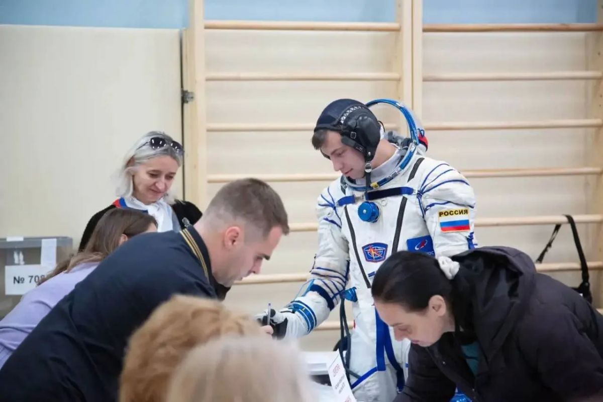 Звёздный УИК: космонавт в скафандре "Сокол" пришёл на голосование в Подмосковье Звёздный УИК: космонавт в скафандре "Сокол" пришёл на голосование в Подмосковье