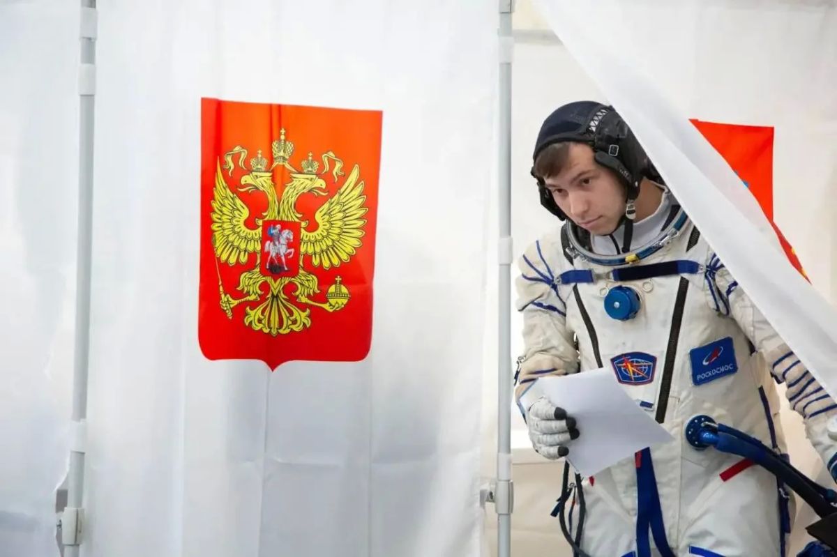 Звёздный УИК: космонавт в скафандре "Сокол" пришёл на голосование в Подмосковье Звёздный УИК: космонавт в скафандре "Сокол" пришёл на голосование в Подмосковье