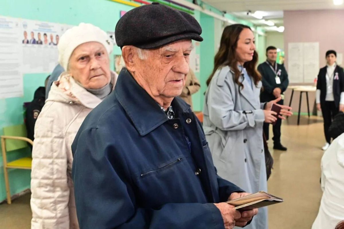 Фотогалерея: на избирательных участках Тюменской области с самого утра очереди Фотогалерея: на избирательных участках Тюменской области с самого утра очереди