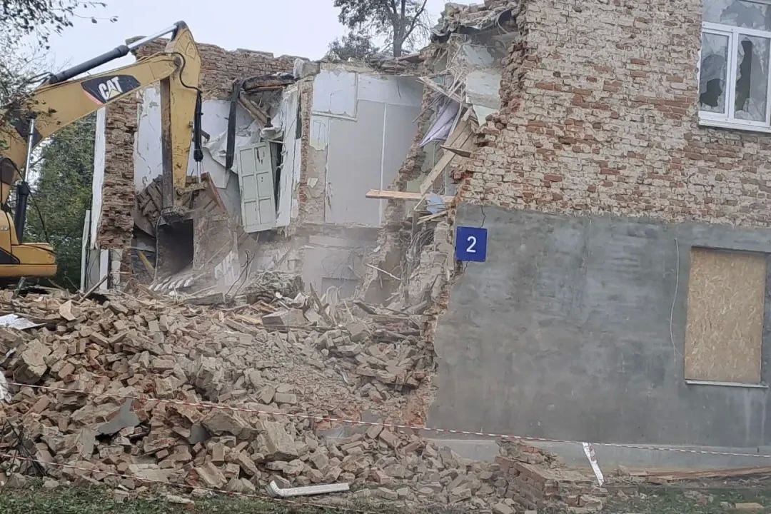 В микрорайоне Сумкино начался снос дома, ранее признанного аварийным В микрорайоне Сумкино начался снос дома, ранее признанного аварийным