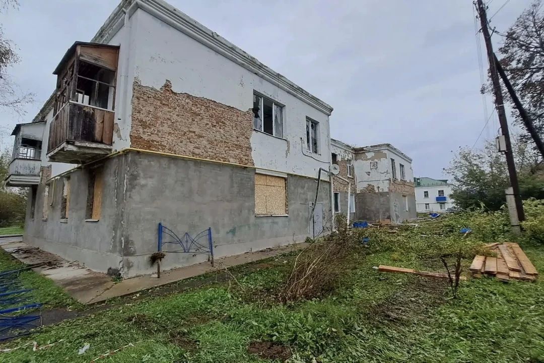 В микрорайоне Сумкино начался снос дома, ранее признанного аварийным В микрорайоне Сумкино начался снос дома, ранее признанного аварийным