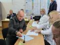 Полномочный представитель Президента России в Уральском федеральном округе Артём Жога пришёл на избирательный участок в Екатеринбурге