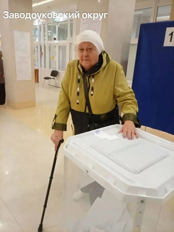Жители Тюменской области голосуют на выборах 2026 года Жители Тюменской области голосуют на выборах 2026 года