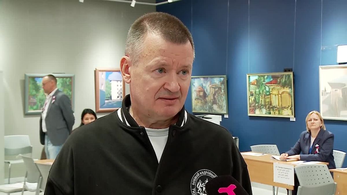 Дмитрий Павлов, участник программы "Боевой кадровый резерв Тюменской области" и ветеран боевых действий, проголосовал на избирательном участке