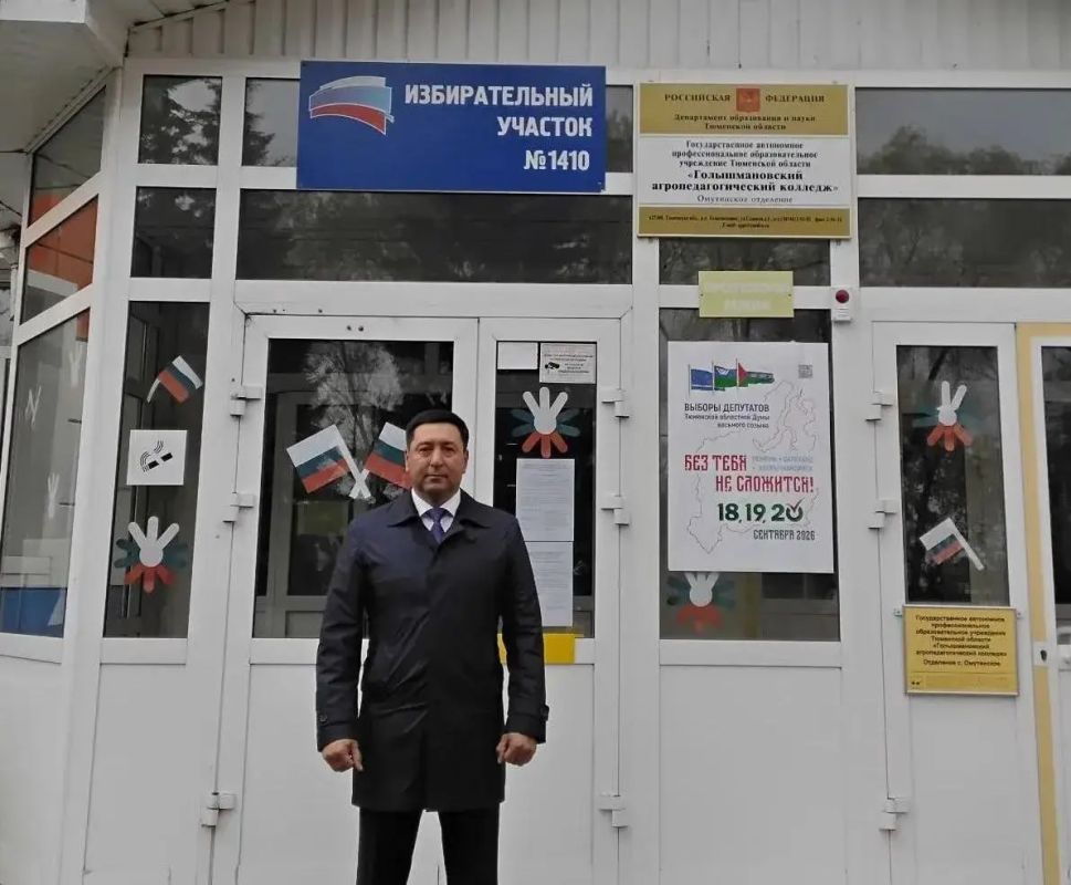 Одним из первых на своем избирательном участке проголосовали глава Омутинского округа Олег Кузнецов и его супруга
