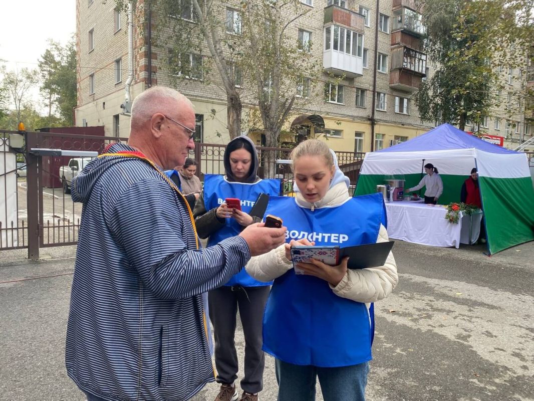 3 волонтера и 5 промоутеров работают на площадке фестиваля "Тюменская осень" у межрегионального центра компетенций по ул. Мельникайте 3 волонтера и 5 промоутеров работают на площадке фестиваля "Тюменская осень" у межрегионального центра компетенций по ул. Мельникайте