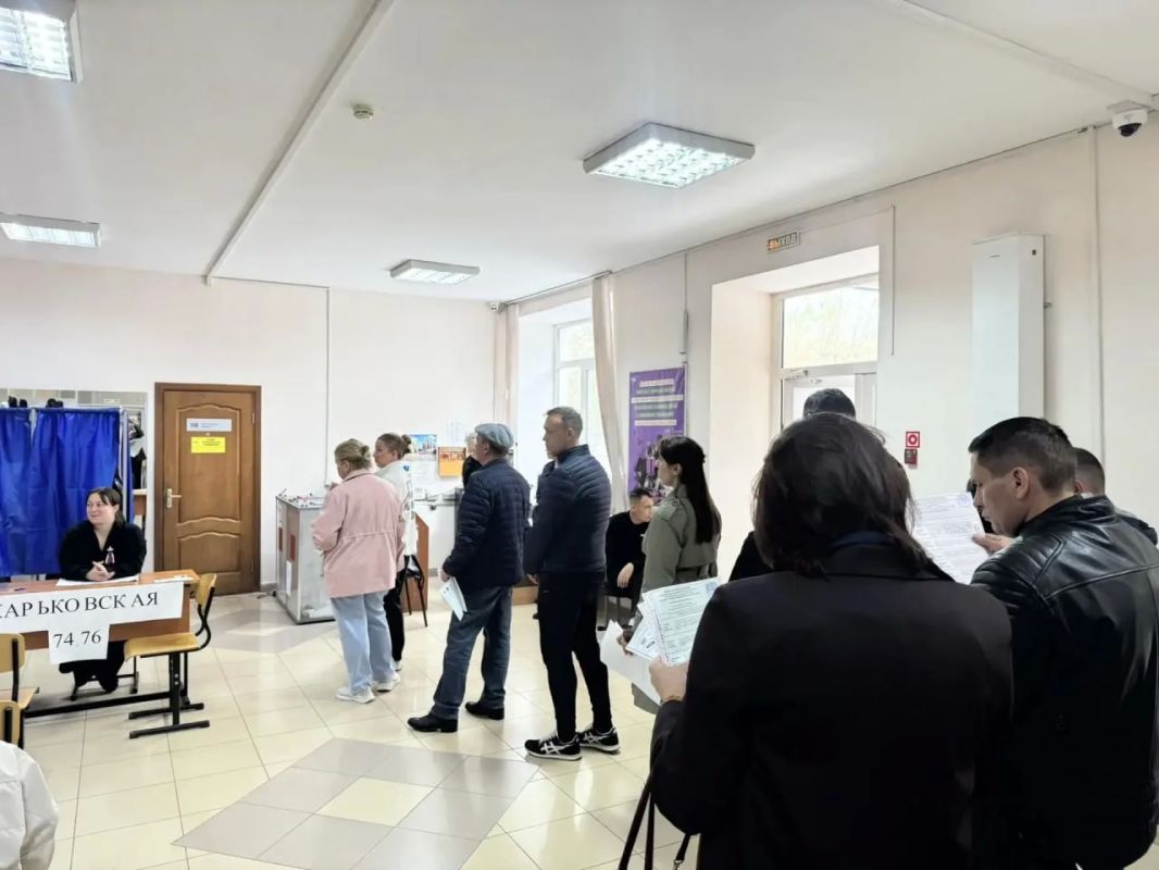 Избиратели приходят на участки с момента их открытия