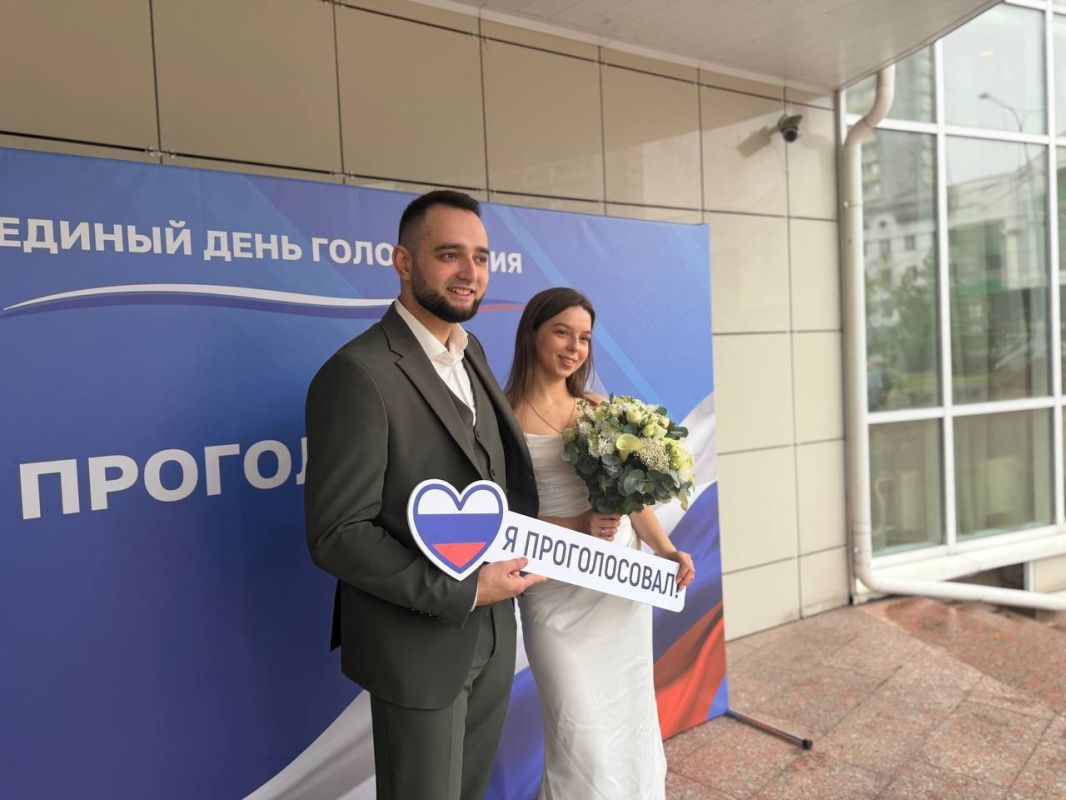 Семья паучат с колобком в руках пришла на выборы в Тюмени Семья паучат с колобком в руках пришла на выборы в Тюмени