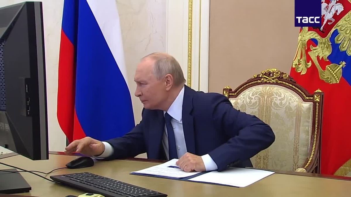 Президент России Владимир Путин принял участие в онлайн-голосовании