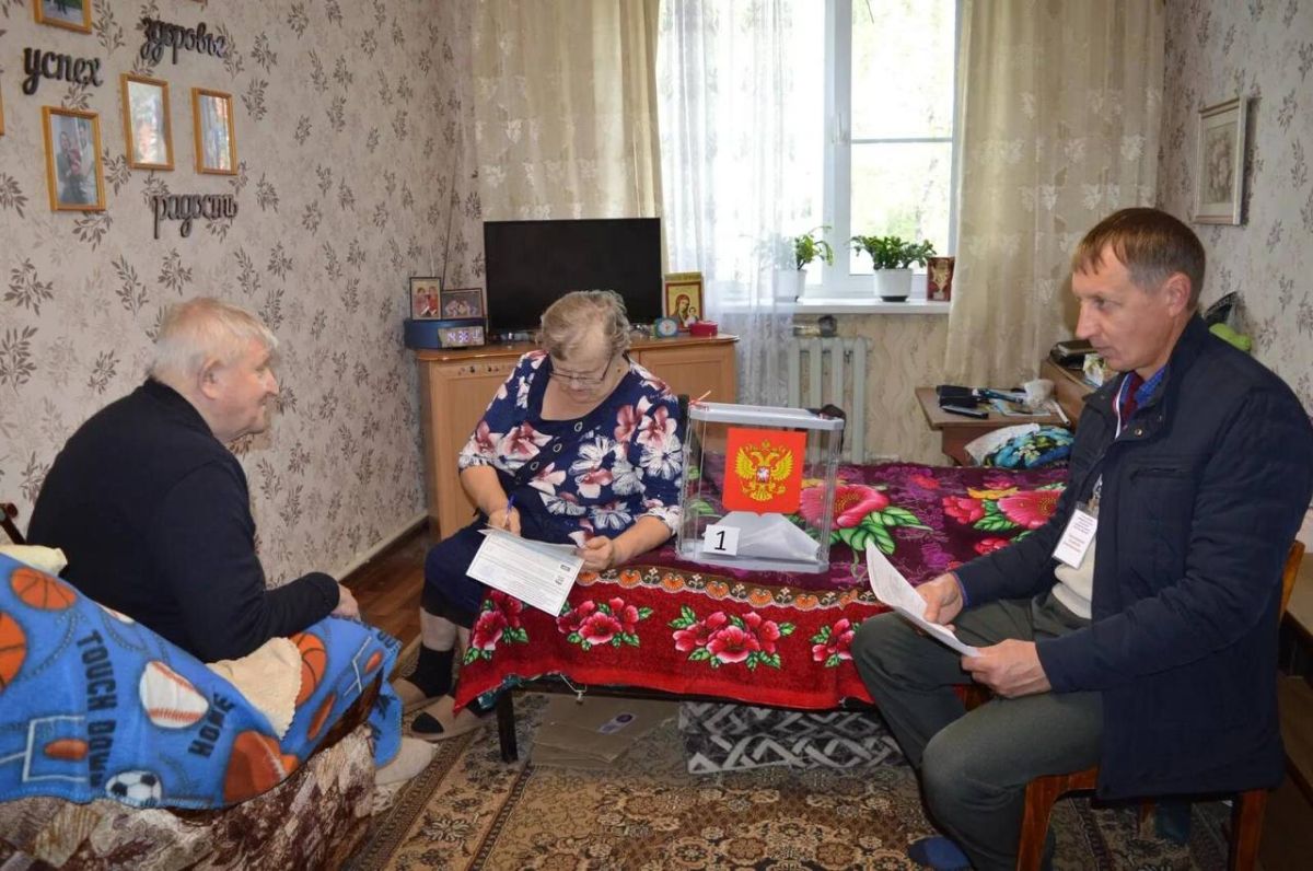 Супруги из Казанского округа проголосовали на дому