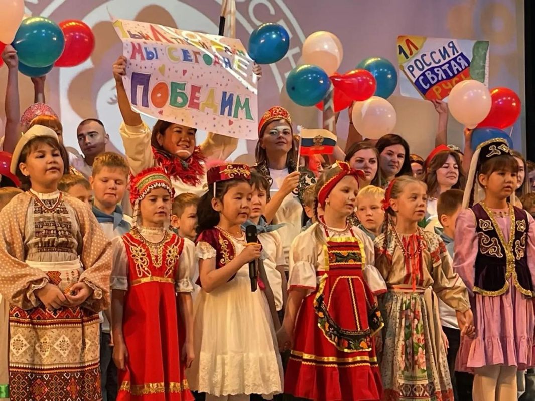 В школах Тюменской области проходит фестиваль "Поющий город" В школах Тюменской области проходит фестиваль "Поющий город"