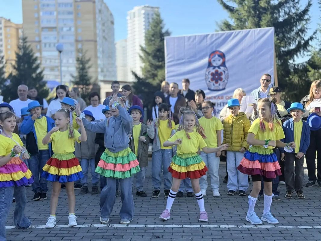 На площадках «Тюменской осени» в самом разгаре фестиваль-конкрс «Поющий город» Послушайте, как поют наши дети вместе, вся область — от больших городов до маленьких сёл На площадках «Тюменской осени» в самом разгаре фестиваль-конкрс «Поющий город» Послушайте, как поют наши дети вместе, вся область — от больших городов до маленьких сёл
