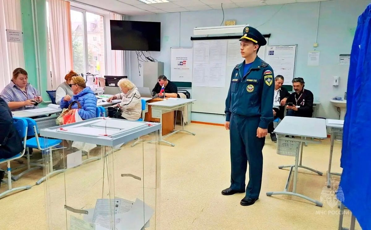 Тюменские спасатели обеспечивают безопасность на выборах Тюменские спасатели обеспечивают безопасность на выборах