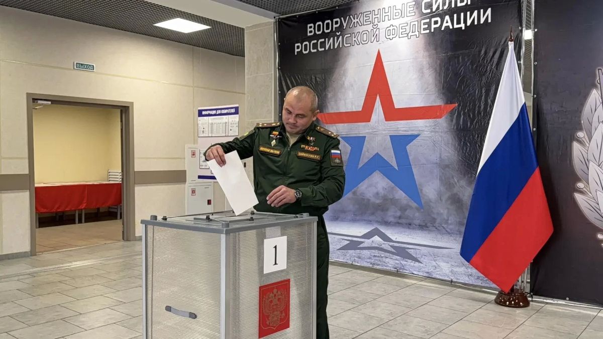 «Выполнили гражданский долг, идём выполнять воинский»: Герой России Рустам Сайфуллин проголосовал на выборах «Выполнили гражданский долг, идём выполнять воинский»: Герой России Рустам Сайфуллин проголосовал на выборах