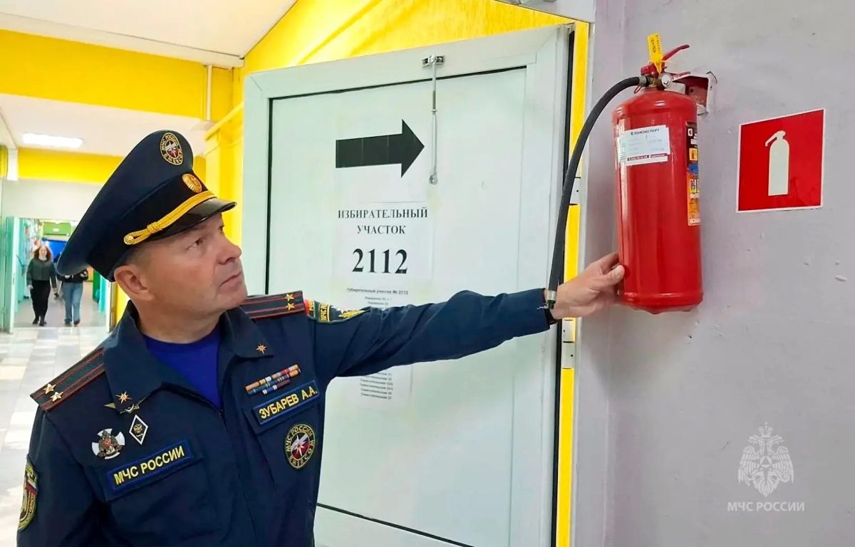 Тюменские спасатели обеспечивают безопасность на выборах Тюменские спасатели обеспечивают безопасность на выборах