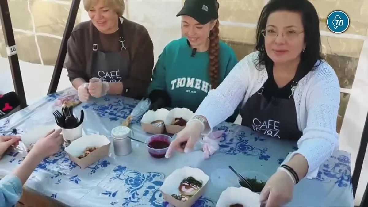 Оладьями по-сибирски – со сгущенкой, брусникой и с малиновым кремом – угощали тюменцев в рамках гастрофестиваля “Оладушки” во дворе школы №70 к. 2