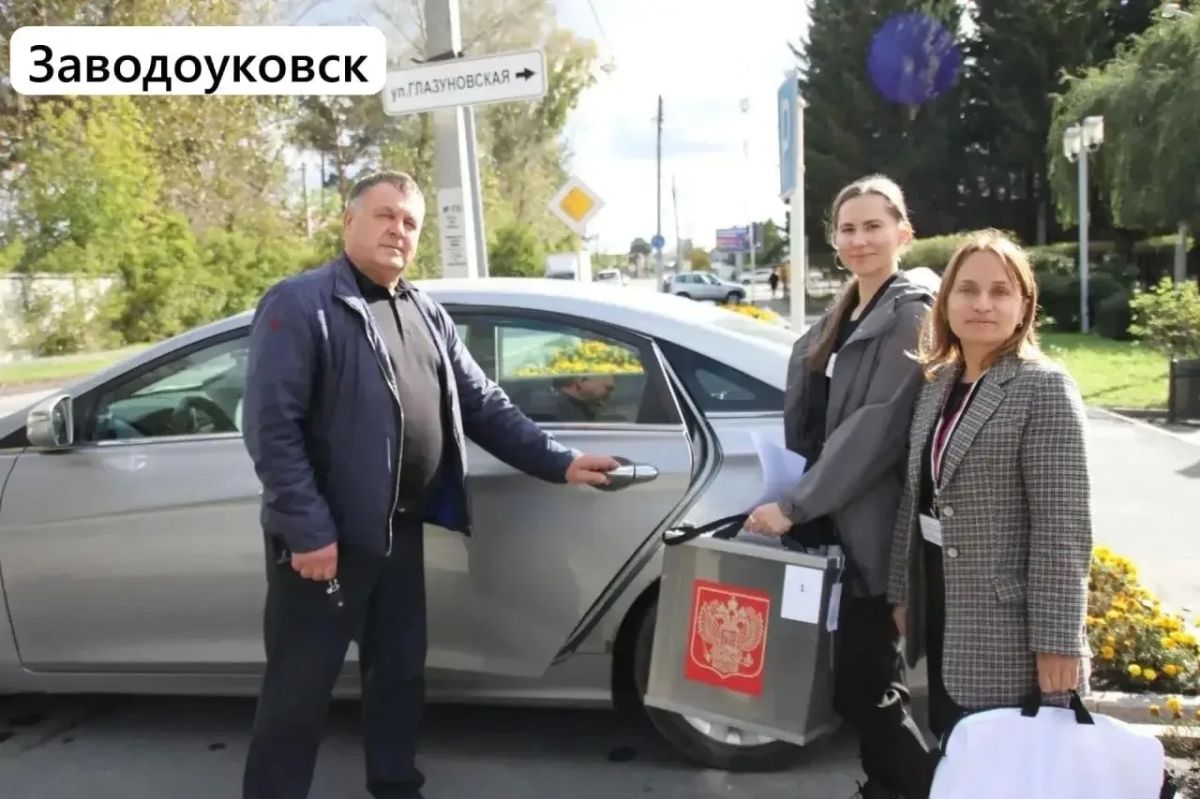 Члены участковых комиссий обеспечивают возможность голосования на дому для тех, кто не может прийти на участок Члены участковых комиссий обеспечивают возможность голосования на дому для тех, кто не может прийти на участок