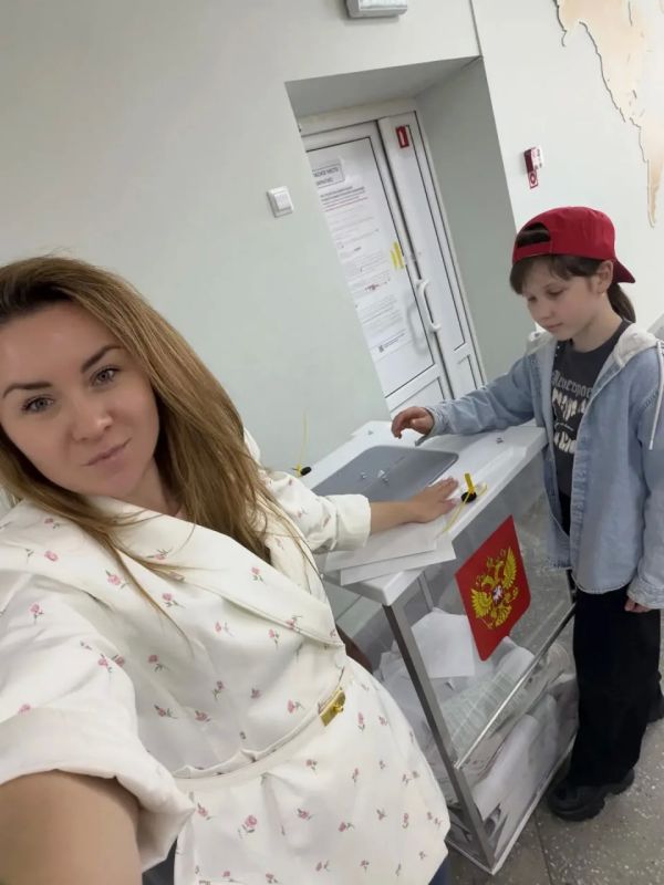 Создательница «Мануфактуры шоколада Дарьи Егоровой» в Тобольске пришла на выборы вместе с дочкой Создательница «Мануфактуры шоколада Дарьи Егоровой» в Тобольске пришла на выборы вместе с дочкой
