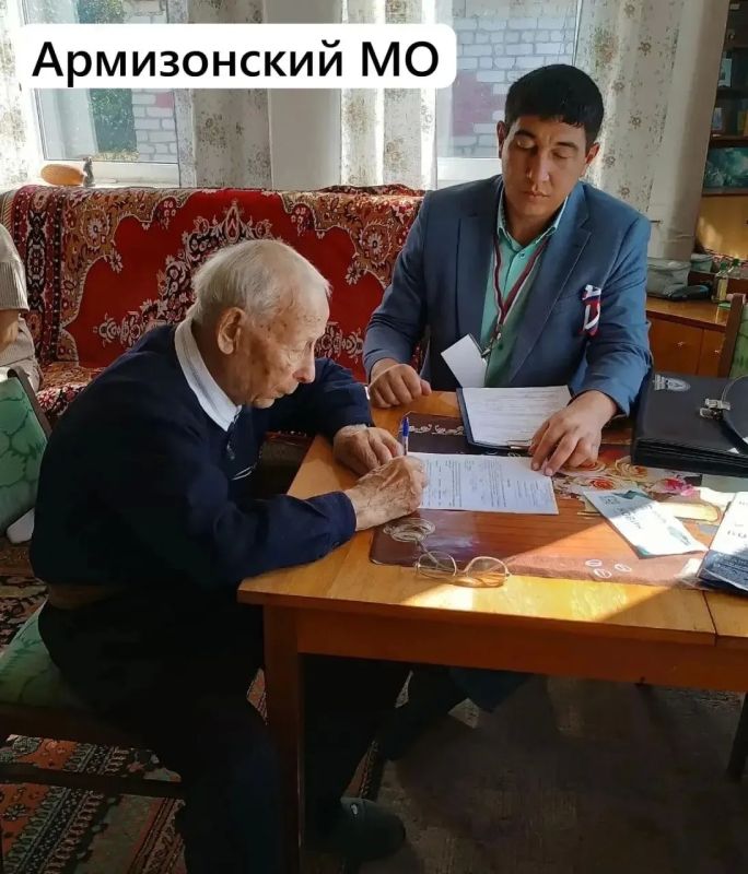 Члены участковых комиссий обеспечивают возможность голосования на дому для тех, кто не может прийти на участок Члены участковых комиссий обеспечивают возможность голосования на дому для тех, кто не может прийти на участок
