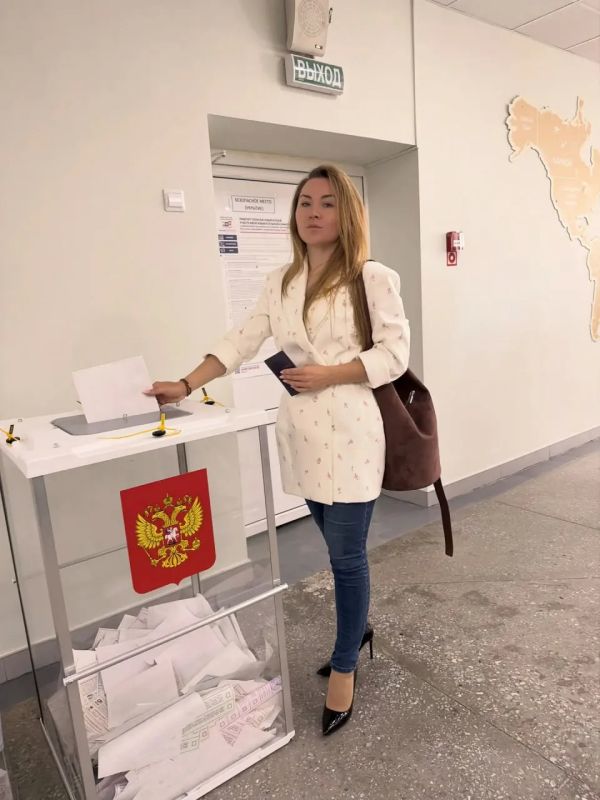 Создательница «Мануфактуры шоколада Дарьи Егоровой» в Тобольске пришла на выборы вместе с дочкой