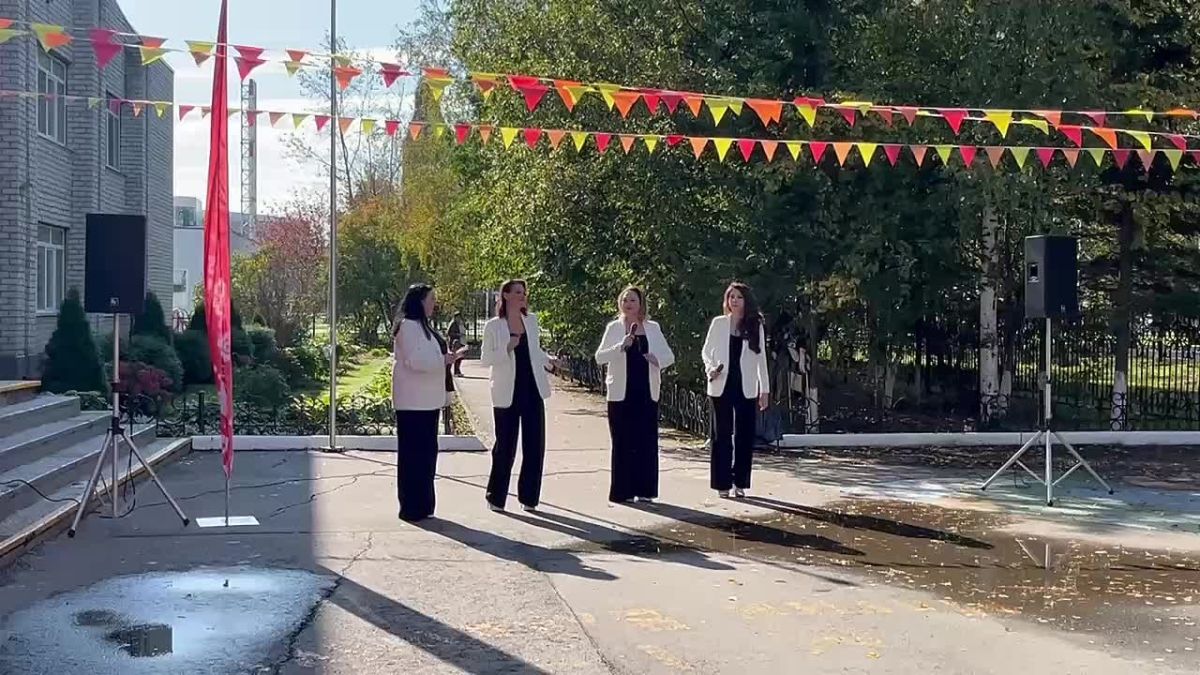Тюменская осень в самом разгаре! На всех площадках фестиваля сегодня звучит живая музыка. Концертные бригады радуют тоболяков любимыми хитами, а атмосфера праздника заряжает энергией. Горожане не только слушают, но и...