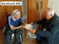 Члены УИК помогают проголосовать жителям, которые не могут прийти на избирательный участок