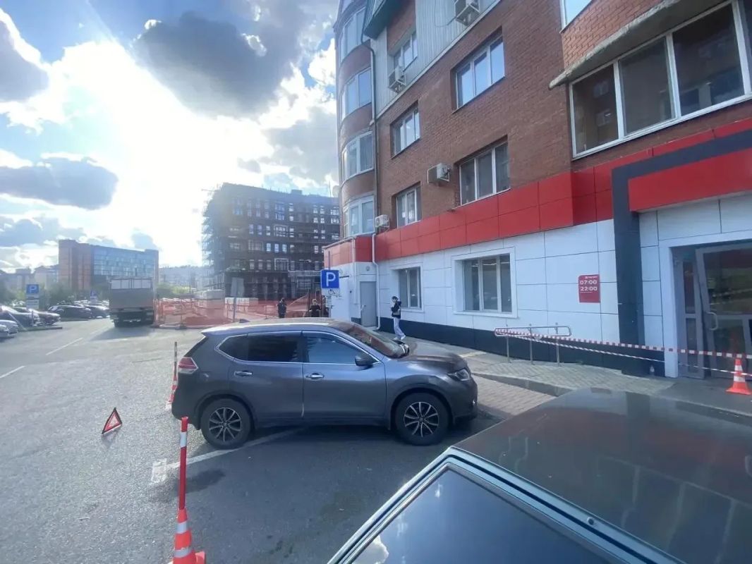 Въехала в двери «Магнита» в центре Тюмени на «Ниссане», сбила человека, отказалась от освидетельствования на алкоголь Въехала в двери «Магнита» в центре Тюмени на «Ниссане», сбила человека, отказалась от освидетельствования на алкоголь