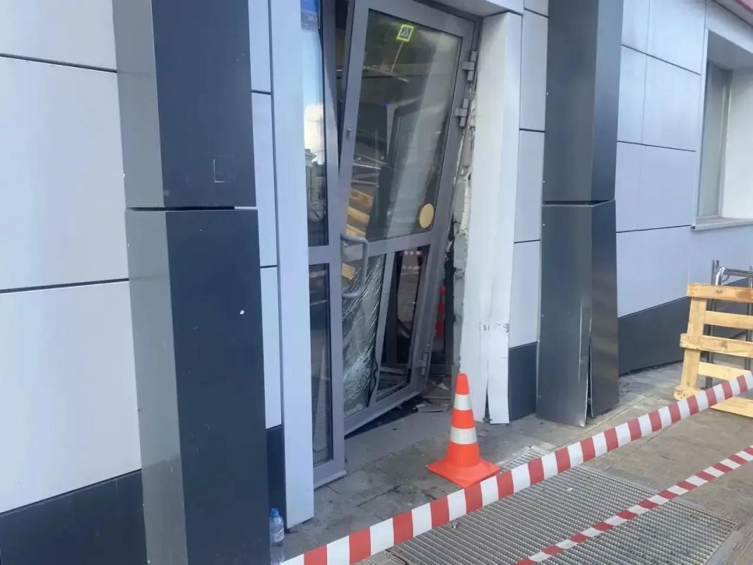 Въехала в двери «Магнита» в центре Тюмени на «Ниссане», сбила человека, отказалась от освидетельствования на алкоголь Въехала в двери «Магнита» в центре Тюмени на «Ниссане», сбила человека, отказалась от освидетельствования на алкоголь