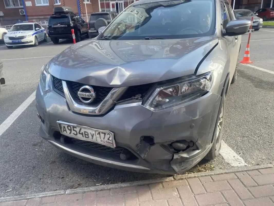 Въехала в двери «Магнита» в центре Тюмени на «Ниссане», сбила человека, отказалась от освидетельствования на алкоголь Въехала в двери «Магнита» в центре Тюмени на «Ниссане», сбила человека, отказалась от освидетельствования на алкоголь