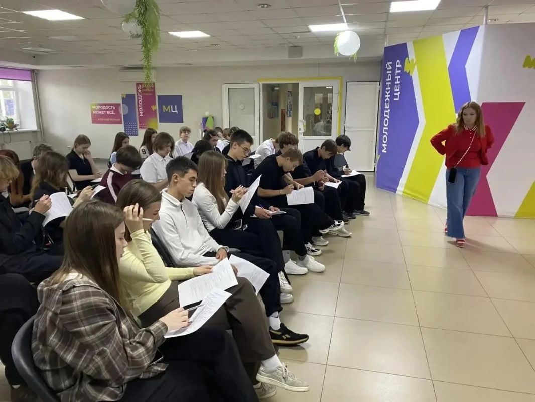 Своё дело - реально!. 16 сентября в молодёжном центре г. Ялуторовска состоялось заседание молодёжного клуба «Предпринимательское мышление: как видеть возможности там, где другие видят проблемы» Своё дело - реально!. 16 сентября в молодёжном центре г. Ялуторовска состоялось заседание молодёжного клуба «Предпринимательское мышление: как видеть возможности там, где другие видят проблемы»