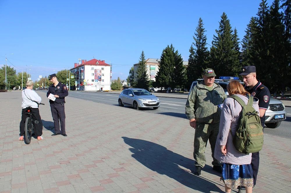 Сотрудники Межмуниципального отдела МВД России «Ялуторовский» совместно с представителями общественного совета провели разъяснительные беседы с горожанами в рамках профилактики преступлений, совершаемых с использованием... Сотрудники Межмуниципального отдела МВД России «Ялуторовский» совместно с представителями общественного совета провели разъяснительные беседы с горожанами в рамках профилактики преступлений, совершаемых с использованием...