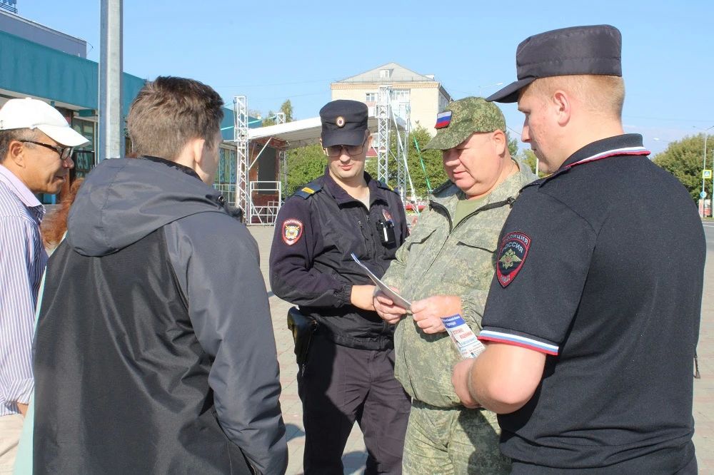 Сотрудники Межмуниципального отдела МВД России «Ялуторовский» совместно с представителями общественного совета провели разъяснительные беседы с горожанами в рамках профилактики преступлений, совершаемых с использованием... Сотрудники Межмуниципального отдела МВД России «Ялуторовский» совместно с представителями общественного совета провели разъяснительные беседы с горожанами в рамках профилактики преступлений, совершаемых с использованием...