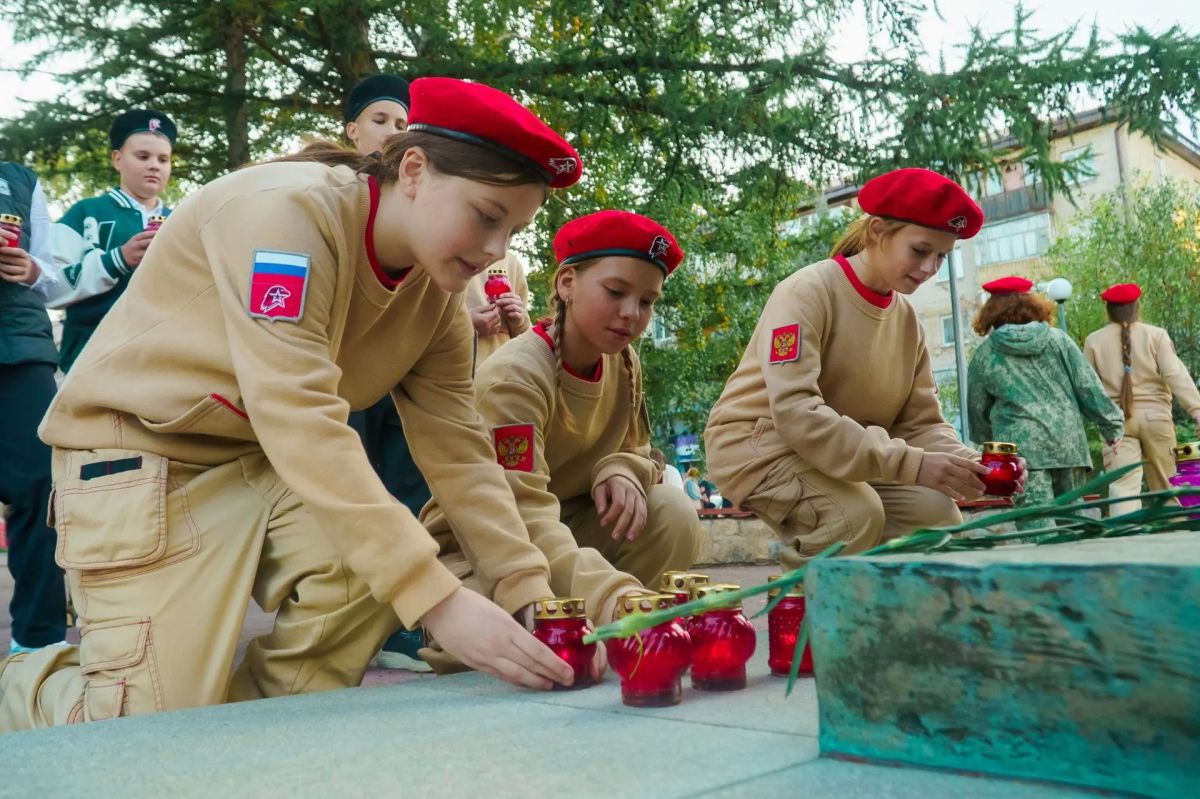 Зажгли свечи памяти: в Тюмени стартовал Международный молодёжный военно-патриотический фестиваль «Димитриевская суббота» Зажгли свечи памяти: в Тюмени стартовал Международный молодёжный военно-патриотический фестиваль «Димитриевская суббота»