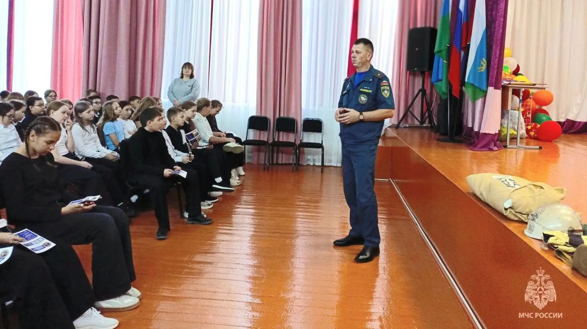 Безопасность — это важно!. Сотрудники МЧС России провели занятие по пожарной безопасности для учеников Голышмановской школы №1. Школьники узнали, что главная опасность при возгорании - это токсичный дым, поэтому покидать... Безопасность — это важно!. Сотрудники МЧС России провели занятие по пожарной безопасности для учеников Голышмановской школы №1. Школьники узнали, что главная опасность при возгорании - это токсичный дым, поэтому покидать...