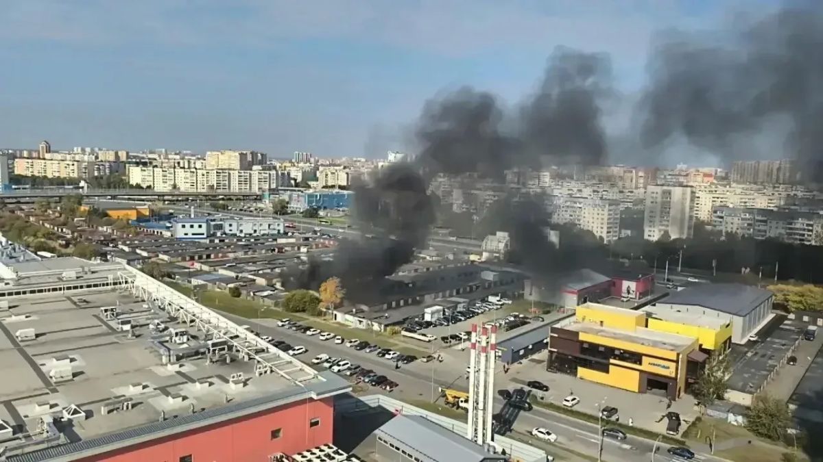 У «Кристалла» черный столб дыма У «Кристалла» черный столб дыма