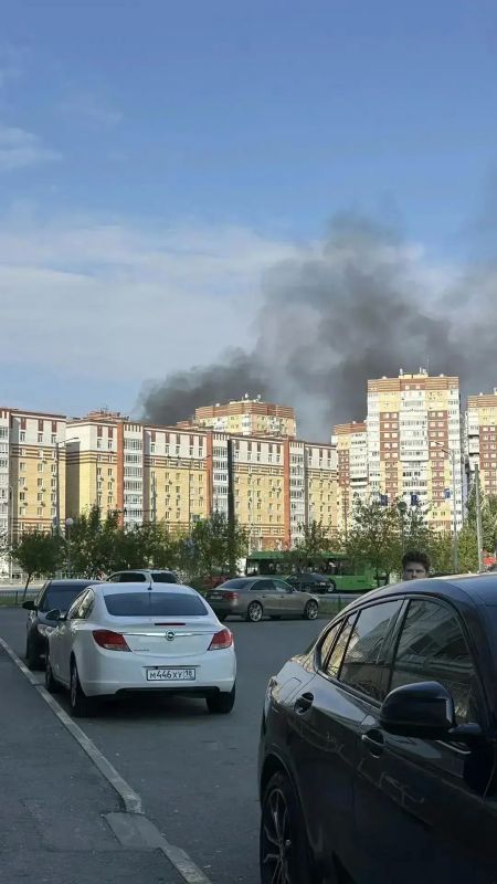 У «Кристалла» черный столб дыма