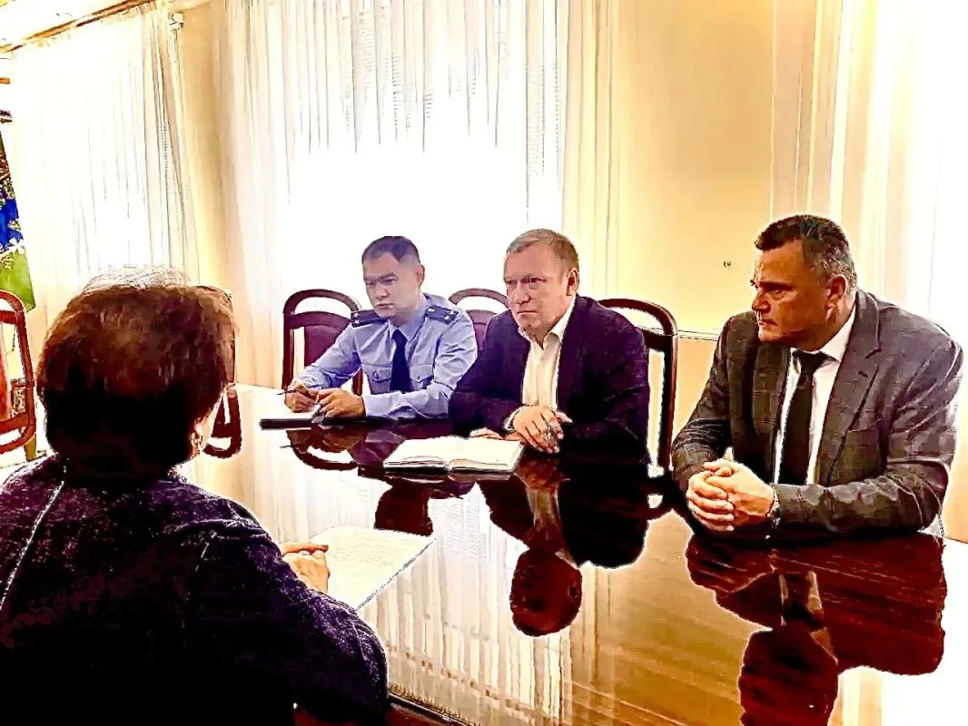 Прокурор Вагайского района Беркут Жантасов и Уполномоченный по защите прав предпринимателей в Тюменской области Павел Меньщиков провели совместный личный прием Прокурор Вагайского района Беркут Жантасов и Уполномоченный по защите прав предпринимателей в Тюменской области Павел Меньщиков провели совместный личный прием