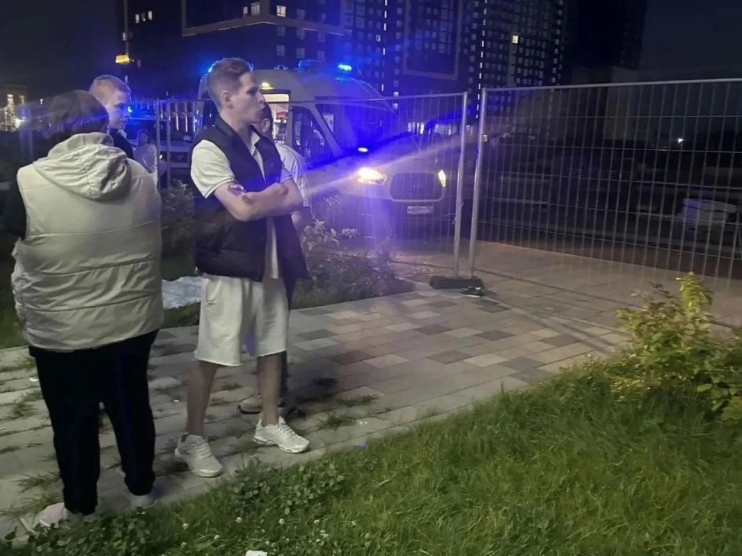 В соседнем Екатеринбурге трехлетняя девочка выпала из окна: в квартире также находился еще один ребенок - ему всего 8 месяцев