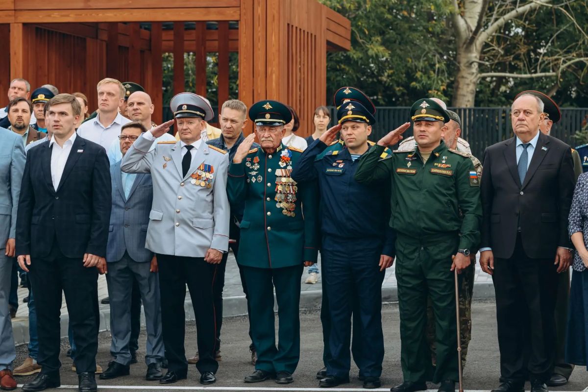 У стен кадетского училища открыли новый сквер и заложили традицию У стен кадетского училища открыли новый сквер и заложили традицию