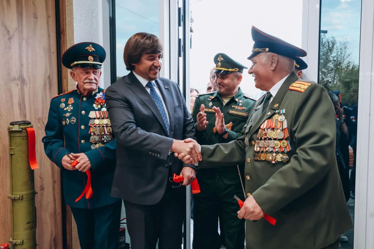У стен кадетского училища открыли новый сквер и заложили традицию У стен кадетского училища открыли новый сквер и заложили традицию