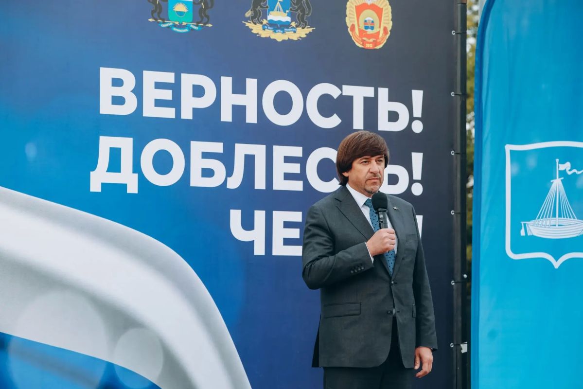 У стен кадетского училища открыли новый сквер и заложили традицию У стен кадетского училища открыли новый сквер и заложили традицию