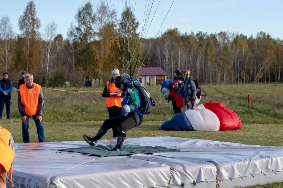 На базе тюменского авиационно-спортивного клуба ДОСААФ России на аэродроме «Пустошкино» в Ялуторовске завершился Чемпионат Тюменской области по парашютному спорту на кубок «В. Катаева»