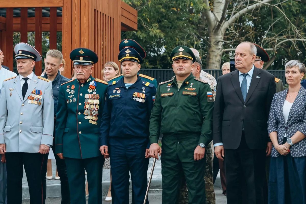 В Тюмени открыли сквер Кадетов В Тюмени открыли сквер Кадетов