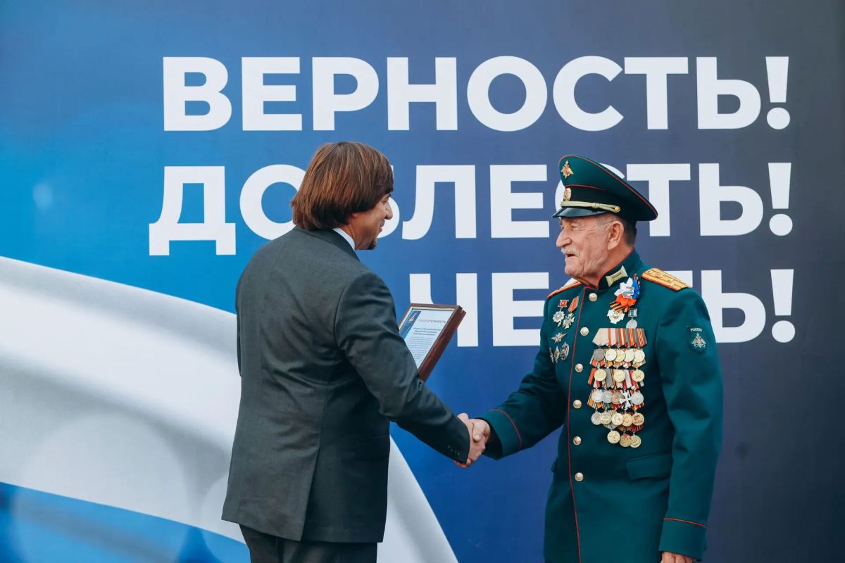 У стен кадетского училища открыли новый сквер и заложили традицию У стен кадетского училища открыли новый сквер и заложили традицию
