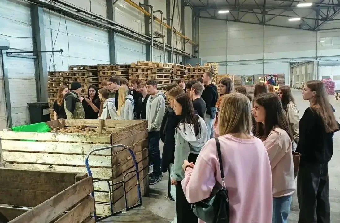 От теории к практике: первокурсники Аграрного института посетили агрофирму «КРиММ» От теории к практике: первокурсники Аграрного института посетили агрофирму «КРиММ»