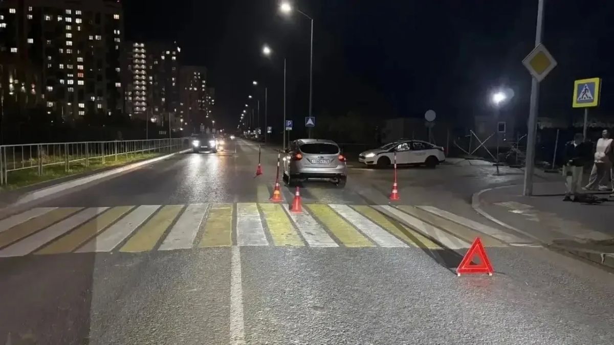 В Тюмени две школьницы на одном электросамокате попали под колёса иномарки на «зебре»