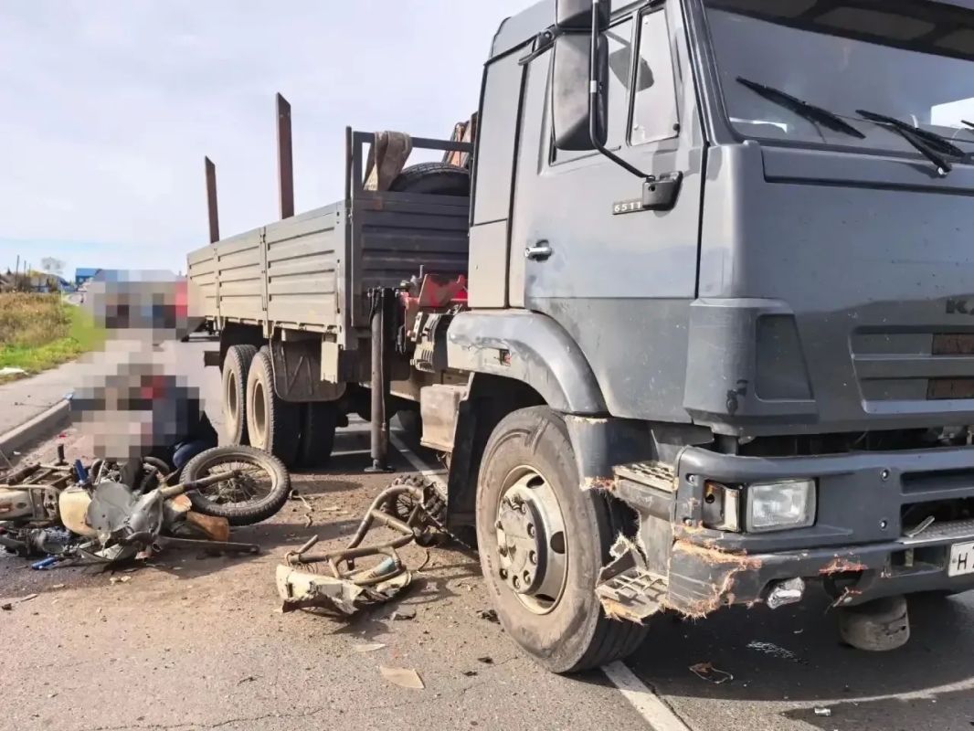 В Армизонском округе мотоцикл «Урал» столкнулся с «КамАЗом» — погибли два человека В Армизонском округе мотоцикл «Урал» столкнулся с «КамАЗом» — погибли два человека