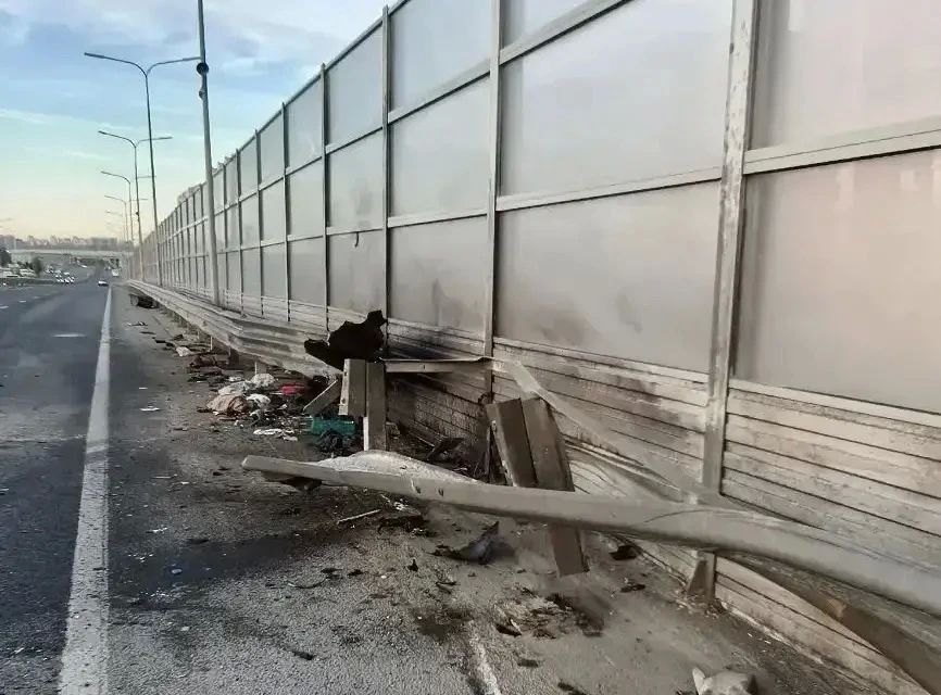 Автомобиль «Тойота» сегодня рано утром въехал в металлическое ограждение на развязке улиц Широтной и Мельникайте в Тюмени Автомобиль «Тойота» сегодня рано утром въехал в металлическое ограждение на развязке улиц Широтной и Мельникайте в Тюмени